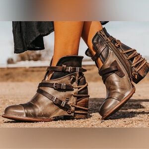 FREEBIRD CRUE WOMENS SIZE 10 gently worn